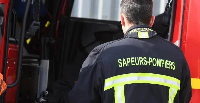 photo  près de 25 sapeurs-pompiers ont été mobilisés pour venir à bout de l’incendie.  &copy;  illustration le courrier de l’ouest - marie delage 