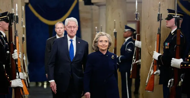 photo  une commission parlementaire américaine a publié lundi 2 mars 2026 les auditions de bill et hillary clinton, photographiés ici lors de l’inauguration de donald trump en janvier 2025, à propos de leurs liens passés avec jeffrey epstein.  &copy;  melina mara / getty images via afp 