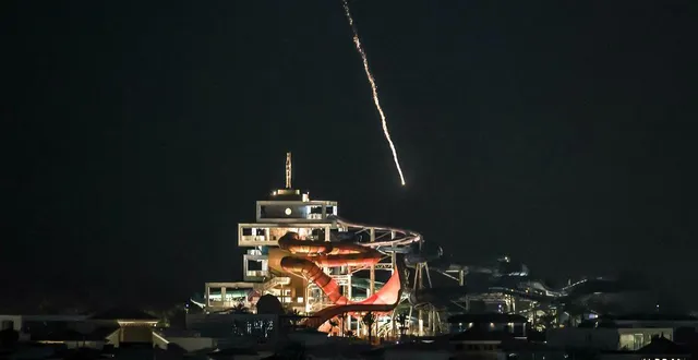 photo  un projectile intercepté tombe dans la mer à dubaï, le 1er mars 2026.  &copy;  fadel senna / afp 