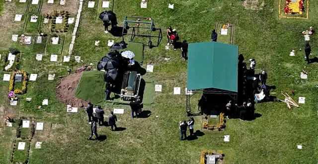 photo  une vue aérienne de l’enterrement du narcotrafiquant mexicain nemesio oseguera, alias « el mencho », le 2 mars 2026 dans l’état de jalisco.  &copy;  ulises ruiz / afp 