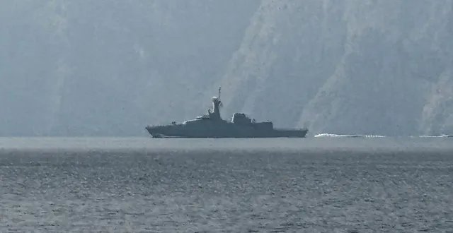photo  un navire militaire traverse le détroit d’ormuz, le 1er mars 2026, où la circulation est de facto bloquée depuis le lancement d’une opération israélo-américaine contre l’iran.  &copy;  sahar al attar / afp 