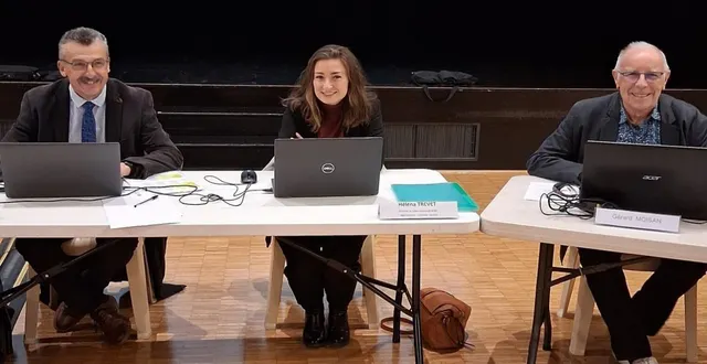 photo  jean-pierre hébé (à gauche) et gérard moisan (à droite) ont animé leur dernier vote du budget communal.  &copy;  ouest-france 
