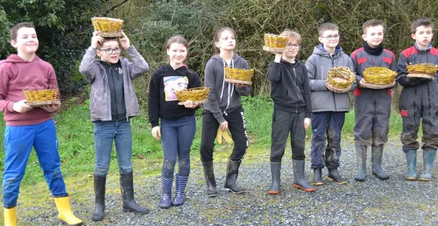 photo  c’est rituel. au début de toutes les vacances scolaires, des jeunes de la commune se retrouvent pour deux jours d’activité en pleine nature. lundi 23 et mardi 24 février, les enfants ont appris à fabriquer une corbeille en osier. puis ils se sont consacrés au panneau de l’arbre des naissances 2025 à angrie. enfin, le club s’est attelé à la fabrication de quinze pièges à frelons asiatiques. le stage s’est achevé par la confection d’un nichoir à mésange.  &copy;  ouest-france 