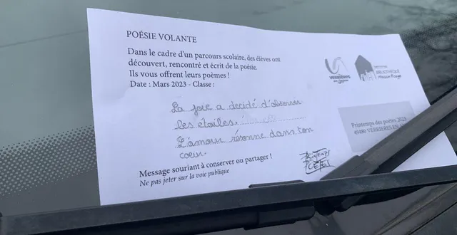 photo  ouvrez l’œil le 18 mars au matin, les élèves de l’école du clos de la motte accrocheront leurs haïkus aux abords des écoles, de la mairie, des terrains de sport et de la zone commerciale. écrits et illustrés après un atelier avec le poète patrick gillet, ces cartes poèmes célèbrent la liberté en écho au printemps des poètes. sur la photo, souvenir de 2023, glissés sur les pare-brise : des pv poétiques.?  &copy;  co 
