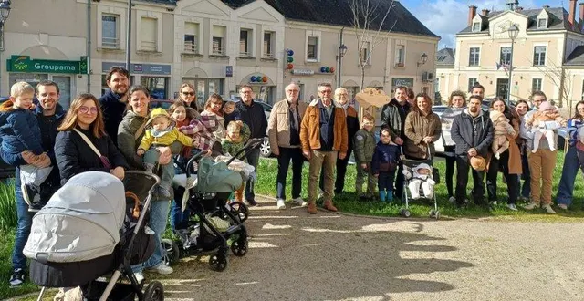 photo  une douzaine de familles de thouarcé étaient présentes ce samedi 28 février devant les arbres plantés, en compagnie des élus jean-yves le bars, jean-françois vaillant et samuel durgeaud.  &copy;  co 