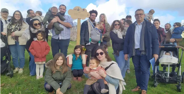 photo  le maire délégué dominique normandin a accompagné parents et enfants ce samedi 28 février à l'occasion de la cérémonie une naissance, un arbre. on les retrouve ici devant le panneau portant les prénoms des naissances de l’année 2025.  &copy;  co 