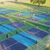 photo  le pickleball se joue sur des terrains plus petit que les cours de tennis. les raquettes et les balles sont également différentes. 