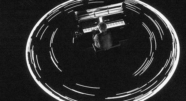 photo  sur scène, le piano et les deux interprètes deviennent des protagonistes d’une flânerie entre abstraction et impressionnisme.  &copy;  raoul lemercier. 