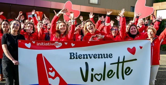 photo  les salariés d’initiatives ont souhaité la bienvenue à violette dorange dans l’équipe.  &copy;  le maine libre - yvon loué 