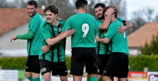 photo  un retour à la compétition, des scènes de joie, comme celle à saint-aubin-le-cloud entre benoît bonnifet (de dos) et paul bouchet, félicitant enzo airault (à droite) : tout cela avait manqué aux joueurs de foot deux-sévriens.  &copy;  co - marie delage 