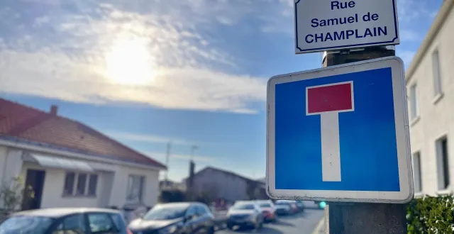 photo  cholet, le 2 mars 2026. une impasse de sept maisons abrite trois colistiers engagés sur trois listes différentes pour les élections municipales de mars 2026.  &copy;  co – lucas rojouan 