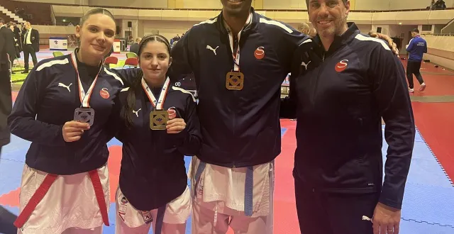 photo  les médaillés sarthois du samouraï 2000 : eva livet en argent, sasha vieille en or et kertiss kanga en bronze, avec leur entraîneur dimitri deniau (de gauche à droite).  &copy;  samouraï 2000 