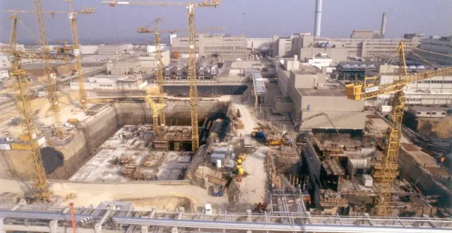 photo  le grand chantier de la hague, tel qu’il se présentait dans les années 1980, va renouer avec les grues et centrales à béton pour aval du futur.  &copy;  documentation orano 