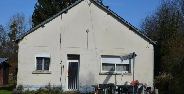 photo  tresson, lundi 2 mars 2026. les faits se sont produits dans ce pavillon à la sortie de la commune de l’est de la sarthe, avec des scellés posés sur la porte d’entrée.  &copy;  le maine libre 
