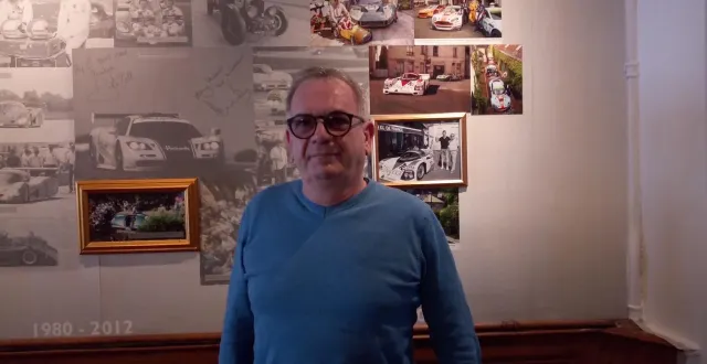 photo  christophe lefèvre pose devant le célèbre mur de photographies de l’hôtel de france.  &copy;  ouest-france 