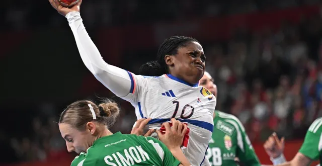 photo  grâce zaadi deuna et les bleues ont rendez-vous avec la croatie.  &copy;  attila kisbenedek / afp 