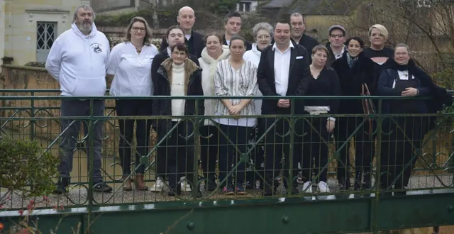 photo  frantz coutard (au centre veste noire) présente 15 de ses colistiers. huit sont absents.  &copy;  liste faire revivre saint-calais 