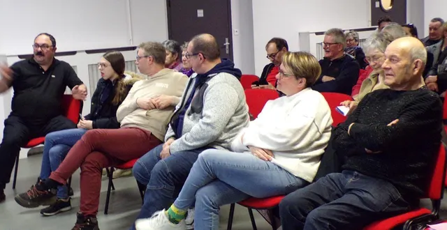 photo  à gauche, david brouté expose les actions menées au profit du téléthon.  &copy;  le maine libre 