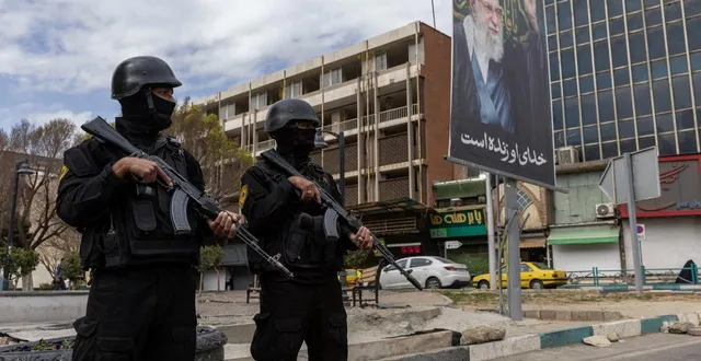 photo  des forces de sécurité iraniennes à téhéran, devant un portrait de l’ayatollah khamenei.  &copy;  photo by majid saeedi / getty images europe / getty images via afp 