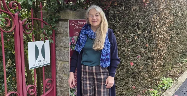 photo  annie blanchais devant le label jardin remarquable  &copy;  n 