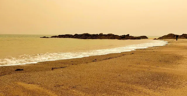 photo  la plage des sapins, sur l’île d’yeu, en vendée, photographiée sous un ciel orangé le 15 mars 2022. le sable du sahara devrait de nouveau colorer le ciel cette semaine.  &copy;  isabelle girard / ouest-france 