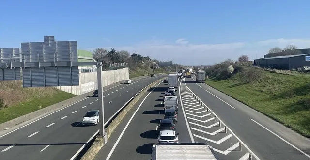 photo  plusieurs centaines d'automobilistes sont bloqués sur l'autoroute a87 en raison de la manifestation des agriculteurs du maine-et-loire.  &copy;  ouest-france 