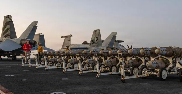 photo  des armuriers sur le pont du porte-avions uss abraham lincoln (cvn 72), en mer d’arabie, le 27 2026.  &copy;  u.s. central command public affairs 