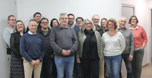 photo  olivier rio (au centre premier plan) entouré de ses colistiers.  &copy;  co 