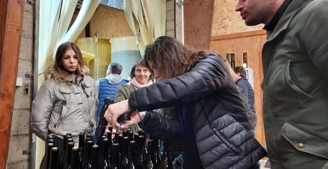 photo  l’ultime phase de mise en bouteille consiste à appliquer un sceau de cire sur le bouchon de la bouteille.  &copy;  ouest-france 
