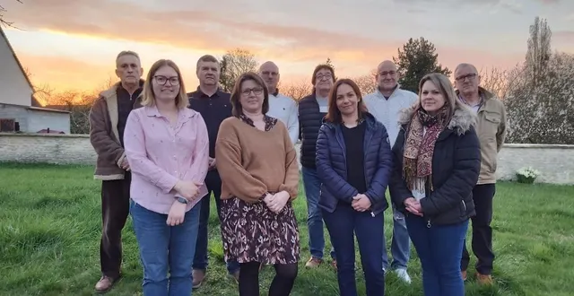 photo  de gauche à droite. au premier rang : clémence marie-guth, christèle thibault, mélanie gandais et cindy drouin. au second rang. : jean-yves bellenger, francis guth, éric chossard, hervé lambert, frédéric duchesne et thierry fuseau. absente : fabienne theuleau.  &copy;  ouest-france 