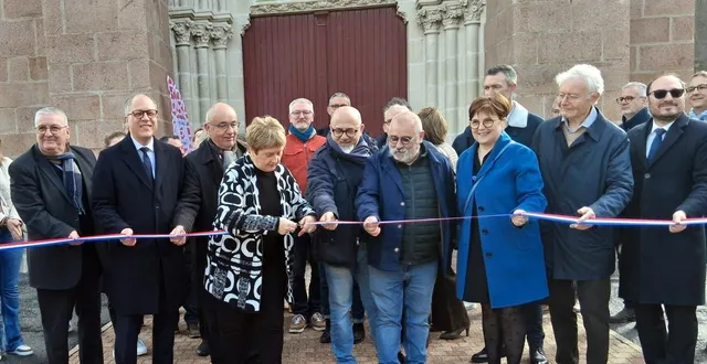 photo  l’inauguration de la rénovation du clocher samedi 28 février. jacqueline delaunay, maire de trémentines, coupe le ruban. de gauche à droite : xavier testard, grégory blanc, jacques burel, perluigi pericolo, maurice dilé, corinne bourvier, jean-pierre bodet et denis masséglia.  &copy;  co 