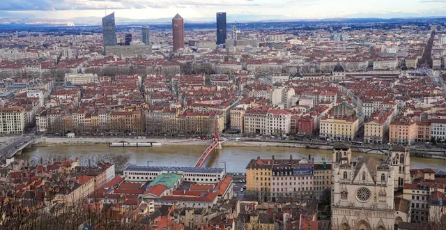photo  une vue aérienne de la ville de lyon, avec en arrière-plan la part dieu et ses quatre tours, depuis la terrasse de la basilique fourvière, le 3 février 2026.  &copy;  nicolas guyonnet / hans lucas via afp 