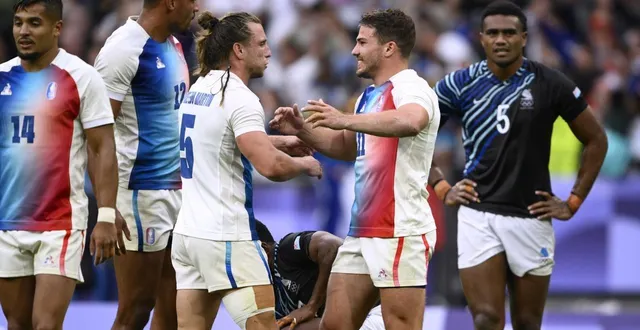 photo  stephen parez et antoine dupont fêtent le titre olympique de l’équipe de france de rugby à 7 lors des jeux de paris, le 27 juillet 2024.  &copy;  jean-marie hervio / kmsp via afp 
