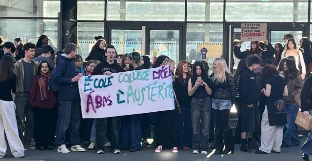 photo  angers, mardi 3 mars 2026. les élèves et les enseignants du lycée joachim-du-bellay dans la rue pour dénoncer certaines mesures en vue de l’année prochaine.  &copy;  co 