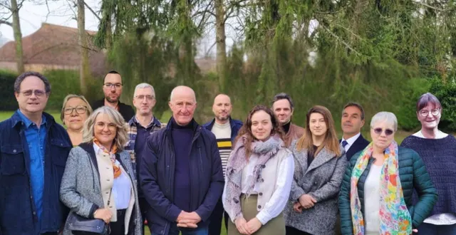 photo  stéphane louveau, chantal hiboux, lydie lequet, vincent collas, frédérick renault, gilbert guérin (tête de liste), benoît sébire, marjorie bouillard, samuel alleau, mélanie ripaux, maxime villedieu, annie desoeuvre et géraldine lagache.  &copy;  ouest-france 