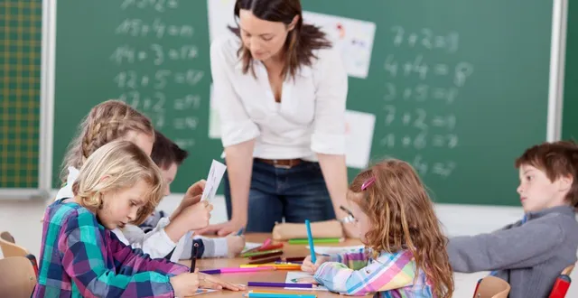 photo  une professeure des écoles avec ses élèves de primaire dans sa classe de cours préparatoire (photo dillustration).  &copy;  contrastwerkstatt - fotolia  archives 