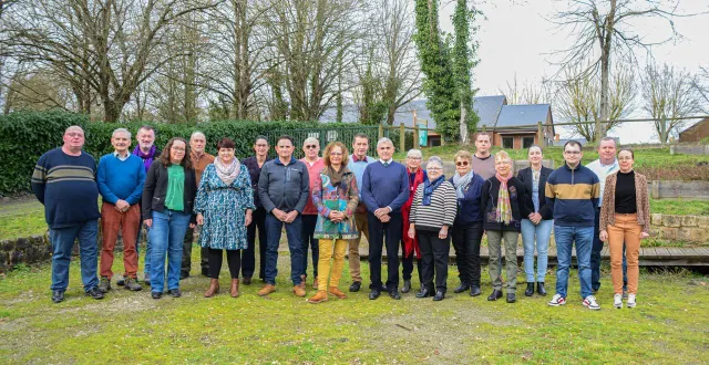 photo  derrière christian leroy, candidat à la mairie de luché-pringé (sarthe) en vue des élections municipales des 15 et 22 mars 2026, une liste appelée : « luché-pringé, une commune à cultiver ensemble ».  &copy;  christophe serrare pour « luché-pringé, une commune à cultiver ensemble » 
