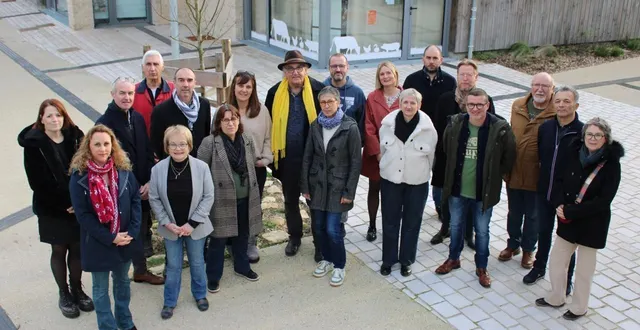 photo  le maire sortant, alain canteau, entouré de ses colistiers.  &copy;  alain canteau 