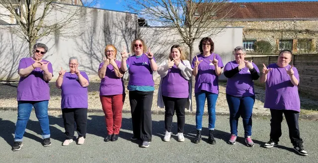 photo  les membres de l’association signer ensemble, signant le mot « liberté ». quatrième en partant de la gauche : fabienne chartier, présidente de l’association.  &copy;  ouest-france 