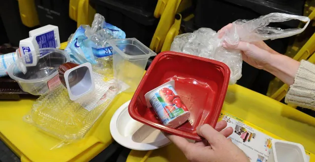 photo  où jeter les pots de yaourt vides ? le courrier de l’ouest vous répond.  &copy;  archives co - laurent combet 