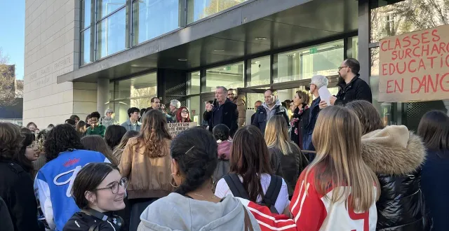 photo  les élèves et les enseignants du lycée du bellay d’angers dans la rue pour dénoncer certaines mesures en vue de l’année prochaine.  &copy;  co 