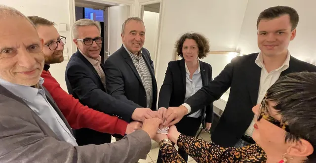 photo  quinze minutes avant le début du débat, les six candidats à la mairie d’alençon ont pioché un petit papier au hasard pour connaître leur ordre de passage.  &copy;  ouest-france 