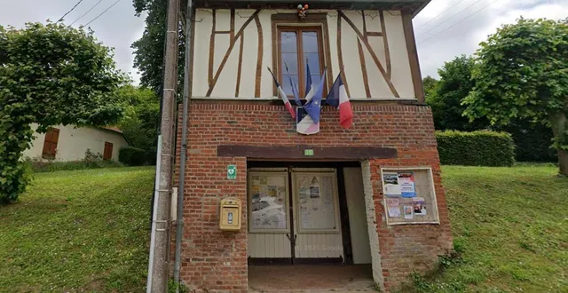 photo  la mairie de courcelles-sous-thoix (somme) ne compte qu’une seule pièce de 15 m2, qui fait office de salle du conseil municipal ou encore de bureau de vote.  &copy;  google street view 