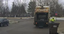 Info insolite  un éboueur en tenue fluo a découvert un fugitif dans une poubelle, comme le montre cette image filmée par les policiers. 