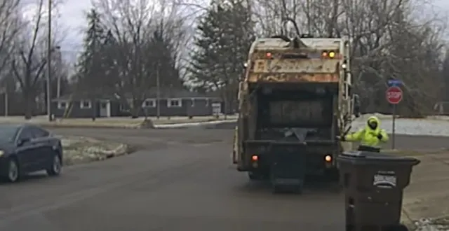 photo  un éboueur en tenue fluo a découvert un fugitif dans une poubelle, comme le montre cette image filmée par les policiers.  &copy;  huber heights police 