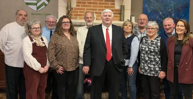 photo  de gauche à droite. au premier rang : anne breemeersch, karine billet, claude morin, nathalie ferland, nicole triffault, andrea morin. au deuxième rang : thierry dubois, alain hocque, pascal soave, patrick beaufils, stéphane lelièvre.  &copy;  claude morin 