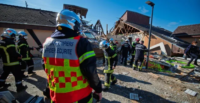 photo  une cinquantaine de pompiers ont été mobilisés après l’explosion d’une maison à bouloire, le 3 mars 2026. plusieurs autres habitations, situées dans la même impasse, ont été endommagées.  &copy;  sdis 72 
