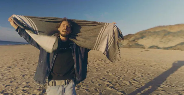 photo  en octobre 2024, naâman a tourné un clip à bréville-sur-mer (manche).  &copy;  mood supachild 2024 