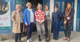 actu cinéma karen laroche, coordinatrice du festival ; annick le galoudec, membre des flâneurs ; christelle lamour, directrice de la médiathèque ; régine le normand, adjointe au maire chargée de la culture ; yolande allanic et évelyne bourgogne, qui font partie de l’organisation du festival.