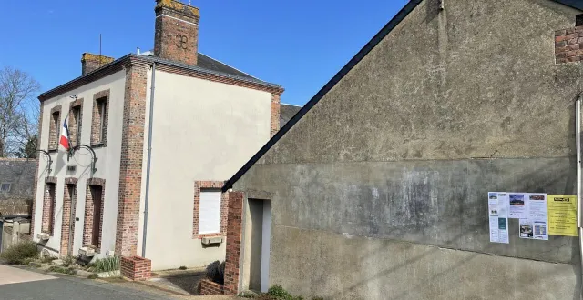 photo  le long de la mairie, le panneau d’affichage électoral est vide à cogners. aucun candidat ne s’est déclaré.  &copy;  ouest-france 